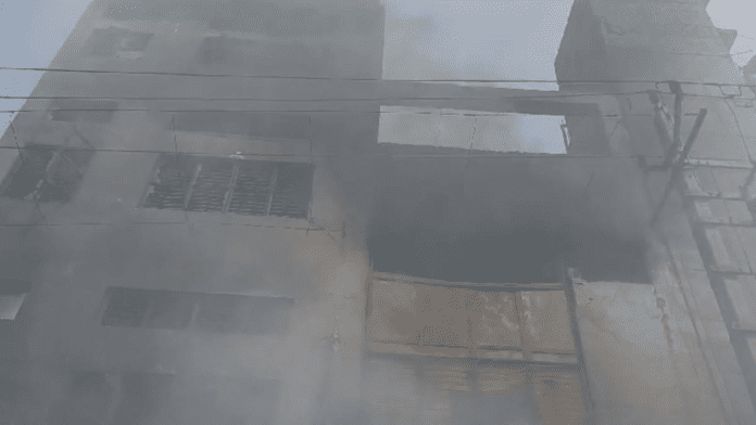 दिल्ली के बवाना की केमिकल फैक्ट्री में लगी भीषण आग, मोके पर 30 फायर ब्रिगेड दिल्ली के बवाना की केमिकल फैक्ट्री में लगी भीषण आग, मोके पर 30 फायर ब्रिगेड