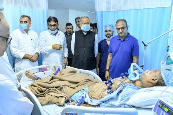 दिग्गज कांग्रेसी नेता रामेश्वर डूडी की बिगड़ी तबीयत, अस्पताल पहुंचे सीएम गहलोत Ashok Gehlot Rameshwar Dudi दिग्गज कांग्रेसी नेता रामेश्वर डूडी की बिगड़ी तबीयत, अस्पताल पहुंचे सीएम गहलोत