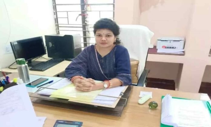 युवा महिला अधिकारी 1लाख 20 हजार की रिश्वत लेते रंगे हाथों गिरफ्तार