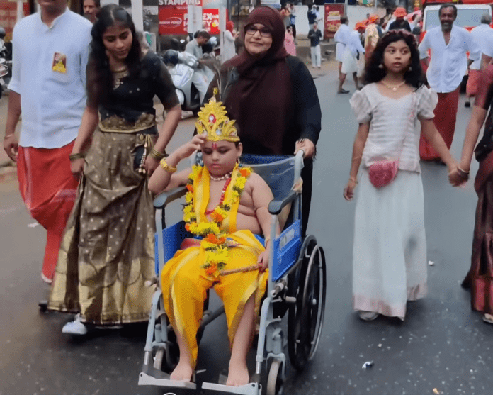 Wheelchair पर बैठा मुस्लिम बच्चा बना भगवान कृष्ण, यही है भारत की असली तस्वीर परेड में बुर्का पहने मां-बेटे को देख भर आईं लोगों की आंखें