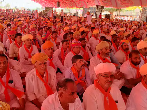भीनमाल राजपुरोहित समाज का महासम्मेलन समाजबंधु केसरिया साफा पहनकर सम्मेलन पहुंचे।