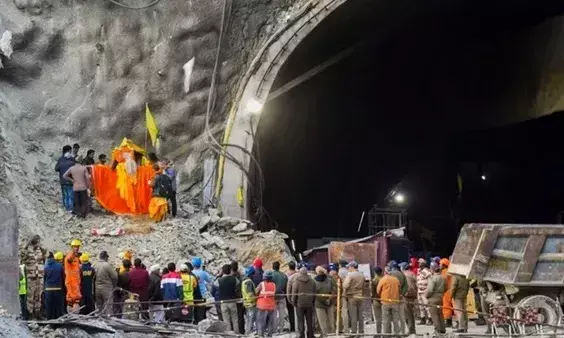 Uttarkashi: उत्तरकाशी रेस्क्यू ऑपरेशन में बड़ी सफलता, अबतक 15 श्रमिकों को निकाला गया बाहर सीएम धामी कर रहे श्रमिकों से बातचीत Uttarkashi: उत्तरकाशी रेस्क्यू ऑपरेशन में बड़ी सफलता, अबतक 15 श्रमिकों को निकाला गया बाहर सीएम धामी कर रहे श्रमिकों से बातचीत