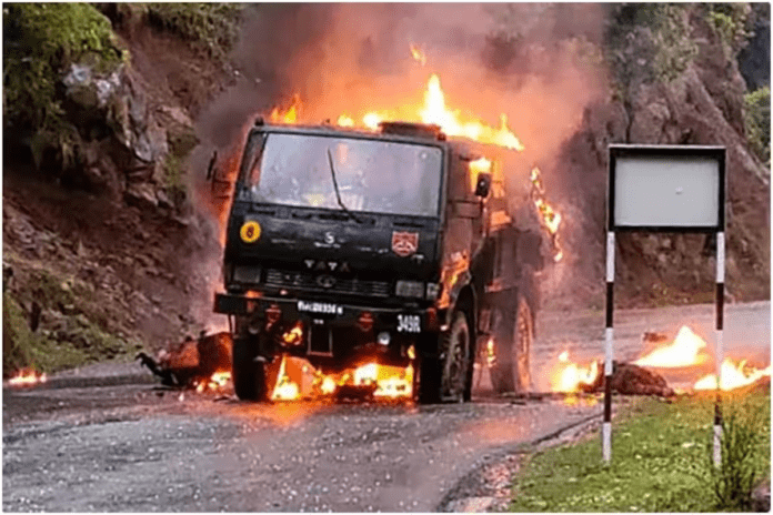 सैनिको के वाहन पर आतंकी हमला , सेना के 3 जवान शहीद, तीन घायल