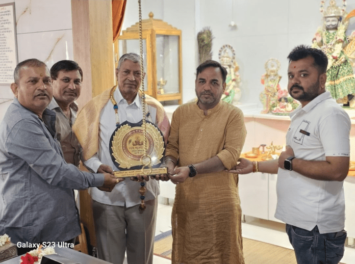 रामदेव प्रार्थना मंदिर में रामलाल सेंणचा का किया बहुमान रामदेव प्रार्थना मंदिर में रामलाल सेंणचा का किया बहुमान