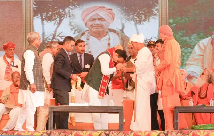 मुख्यमंत्री ने ओम आश्रम में मदिर प्राण प्रतिष्ठा में भाग लेकर संतो का लिया आशीर्वाद