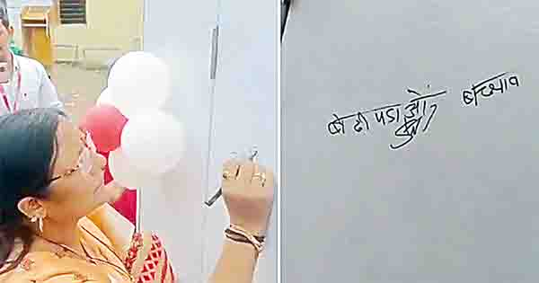 केंद्रीय राज्यमंत्री सावित्री ठाकुर ‘बेटी बचाओ, बेटी पढ़ाओ’ स्लोगन ही ठीक से नहीं लिख पाईं। उन्होंने लिखा- बेढी पडाओ, बच्चाव। ठाकुर मोदी कैबिनेट में महिला बाल विकास राज्य मंत्री हैं। केंद्रीय राज्यमंत्री सावित्री ठाकुर ‘बेटी बचाओ, बेटी पढ़ाओ’ स्लोगन ही ठीक से नहीं लिख पाईं। उन्होंने लिखा- बेढी पडाओ, बच्चाव। ठाकुर मोदी कैबिनेट में महिला बाल विकास राज्य मंत्री हैं।