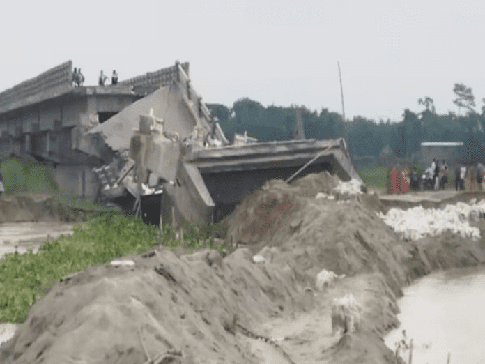 अररिया में उद्घाटन से पहले नदी में समाया 12 करोड़ की लागत से बना पुल अररिया में उद्घाटन से पहले नदी में समाया 12 करोड़ की लागत से बना पुल