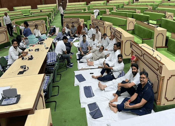 कांग्रेस विधायक मुकेश भाकर 6 महीने के लिए सस्पेंड, विपक्ष का हंगामा और स्पीकर की चेतावनी के बाद एक्शन कांग्रेस विधायक मुकेश भाकर 6 महीने के लिए सस्पेंड, विपक्ष का हंगामा और स्पीकर की चेतावनी के बाद एक्शन