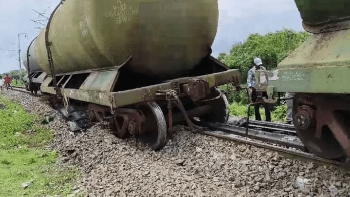 कटिहार रेल मंडल में हादसा, क्रॉस ओवर पर डीरेल हुए पेट्रोल से लदी मालगाड़ी के 5 डिब्बे कटिहार रेल मंडल में हादसा, क्रॉस ओवर पर डीरेल हुए पेट्रोल से लदी मालगाड़ी के 5 डिब्बे