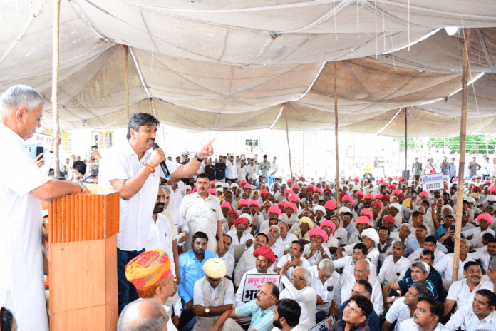 ढालोप गांव कि घटना को लेकर सीरवी समाज का पाली संभाग मुख्यालय पर किया जबरदस्त प्रदर्शन ढालोप गांव कि घटना को लेकर सीरवी समाज का पाली संभाग मुख्यालय पर किया जबरदस्त प्रदर्शन