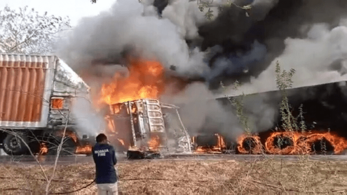 गुजरात में दुर्घटना के बाद तीन ट्रकों में आग लगने से दो लोगों की मौत, दो लोग घायल