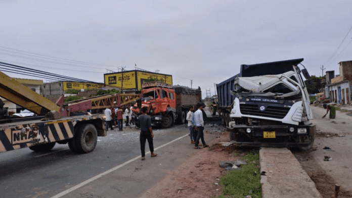 जयपुर-आगरा हाईवे पर भीषण हादसा: 6 वाहन टकराए, बस-ट्रेलर-मैक्स की टक्कर में एक की मौत जयपुर-आगरा हाईवे पर भीषण हादसा: 6 वाहन टकराए, बस-ट्रेलर-मैक्स की टक्कर में एक की मौत