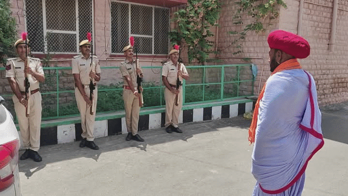 पंचायती राज मंत्री ओटाराम देवासी बाड़मेर पहुंचे, गार्ड ऑफ ऑनर से हुआ स्वागत पंचायती राज मंत्री ओटाराम देवासी बाड़मेर पहुंचे, गार्ड ऑफ ऑनर से हुआ स्वागत