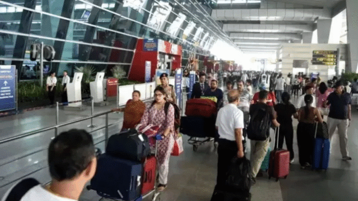 दिल्ली एयरपोर्ट का एक रनवे 3 महीने के लिए रहेगा बंद, रोजाना 115 फ्लाइट्स पर पड़ेगा असर दिल्ली एयरपोर्ट का एक रनवे 3 महीने के लिए रहेगा बंद, रोजाना 115 फ्लाइट्स पर पड़ेगा असर