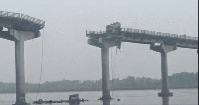 गुजरात: वडोदरा के पादरा-अणंद को जोड़ने वाला 45 साल पुराना पुल ढहा, 4 की मौत, लापरवाही पर उठे सवाल