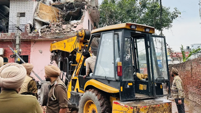 लुधियाना में महिला तस्कर कुलबीर कौर का अवैध मकान गिराती हुई पुलिस