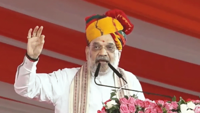 अमित शाह जयपुर में सहकार एवं रोजगार उत्सव में युवाओं को नियुक्ति पत्र देते हुए