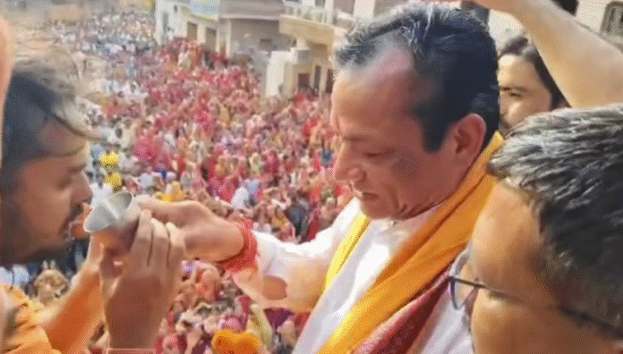 कैबिनेट मंत्री जोराराम कुमावत द्वारा अभय दास महाराज को नारियल पानी पिलाते हुए