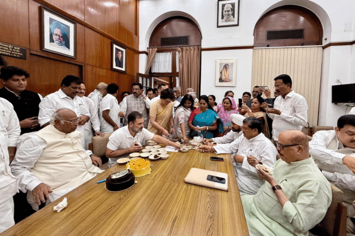मल्लिकार्जुन खड़गे का जन्मदिन मनाते हुए राहुल गांधी और कांग्रेस नेता