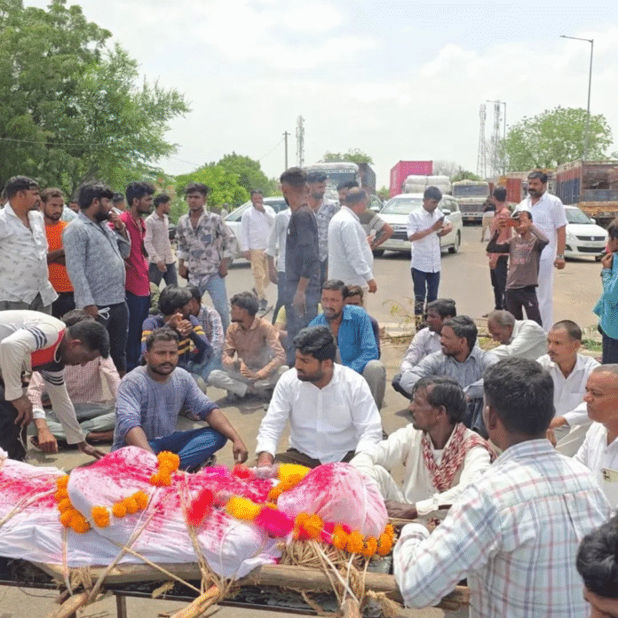 जोजरी नदी के जहरीले पानी से परेशान ग्रामीणों का डोली अराबा में हाईवे पर विरोध प्रदर्शन