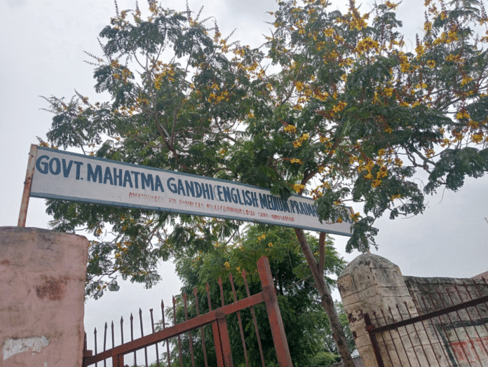 सिवाना के सरकारी स्कूल की जर्जर इमारत सिवाना के सरकारी स्कूल की जर्जर इमारत