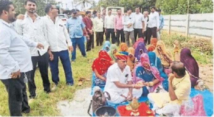 समारोह में भाग लेते माली सैनी समाज के सदस्य और पदाधिकारी समारोह में भाग लेते माली सैनी समाज के सदस्य और पदाधिकारी