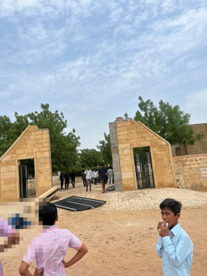 जैसलमेर के स्कूल में गेट का पिलर गिरने से बच्चा दबा, शिक्षक घायल