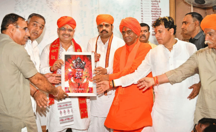 मुख्यमंत्री भजनलाल शर्मा ने रामदेवरा में बाबा रामदेव की समाधि स्थल पर पूजा-अर्चना की मुख्यमंत्री भजनलाल शर्मा ने रामदेवरा में बाबा रामदेव की समाधि स्थल पर पूजा-अर्चना की