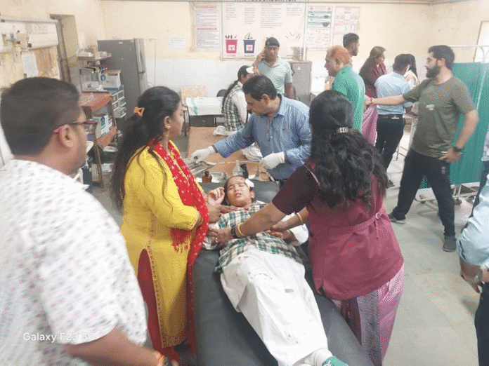 बूंदी के सेंट पॉल स्कूल के हॉल में गिरी फॉल्स सीलिंग, मौके पर मौजूद लोग और मलबा