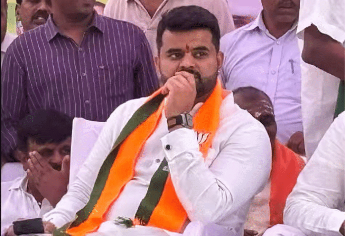 बेंगलुरु कोर्ट में सजा सुनते समय प्रज्वल रेवन्ना हाथ जोड़ते हुए बेंगलुरु कोर्ट में सजा सुनते समय प्रज्वल रेवन्ना हाथ जोड़ते हुए