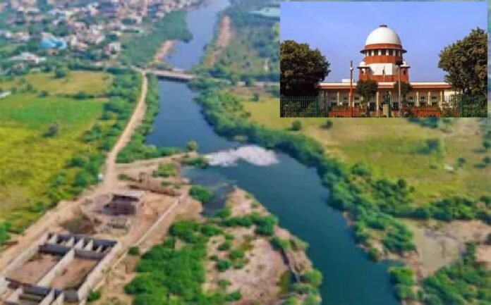 जोजरी नदी में प्रदूषण के कारण फैक्ट्रियों का कचरा