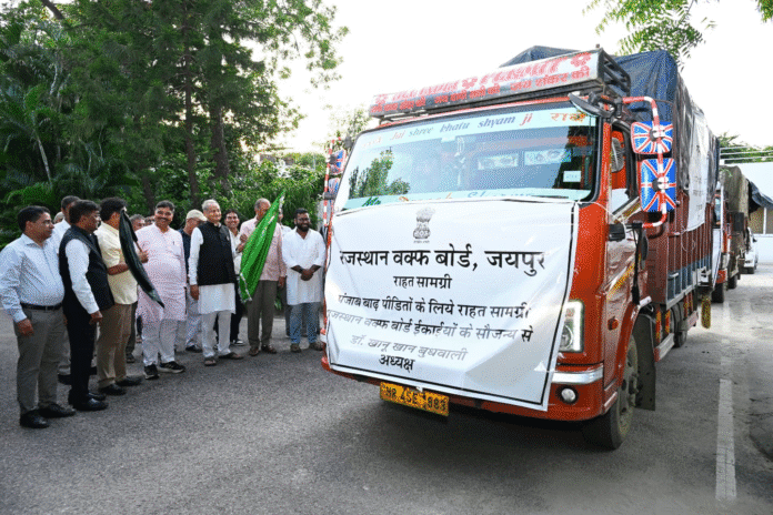 अशोक गहलोत और वक्फ बोर्ड टीम राहत सामग्री को हरी झंडी दिखाते हुए।