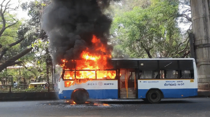 बेंगलुरु में आग से जलती BMTC बस