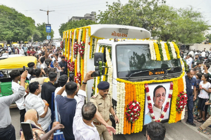 विजय रूपाणी की अंतिम यात्रा के दौरान उमड़ी भीड़