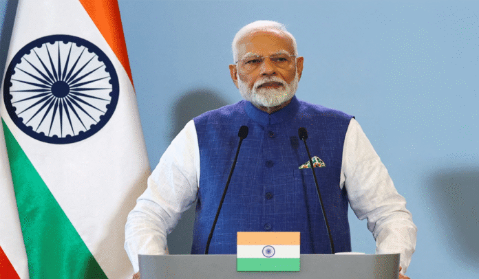 दिल्ली में RSS शताब्दी समारोह में डाक टिकट और स्मृति सिक्का जारी करते प्रधानमंत्री मोदी दिल्ली में RSS शताब्दी समारोह में डाक टिकट और स्मृति सिक्का जारी करते प्रधानमंत्री मोदी