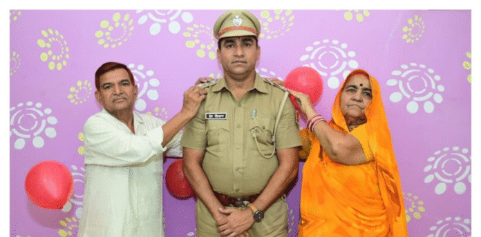 देव किशन राठौड़ को निरीक्षक पद पर पदोन्नति मिलने पर सम्मानित करते अधिकारी देव किशन राठौड़ को निरीक्षक पद पर पदोन्नति मिलने पर सम्मानित करते अधिकारी