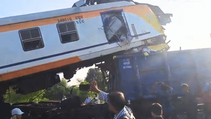 बिलासपुर में पैसेंजर और मालगाड़ी की टक्कर का दृश्य