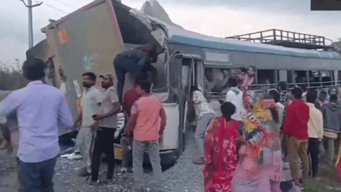 तेलंगाना रंगारेड्डी बस और ट्रक हादसा