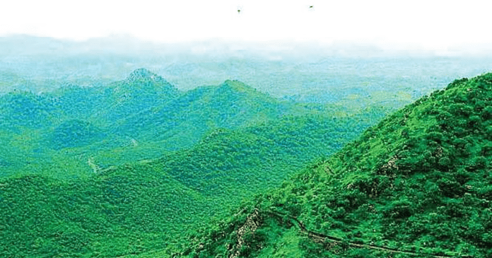 अरावली पहाड़ियों की नई ऊंचाई परिभाषा पर सियासी विवाद