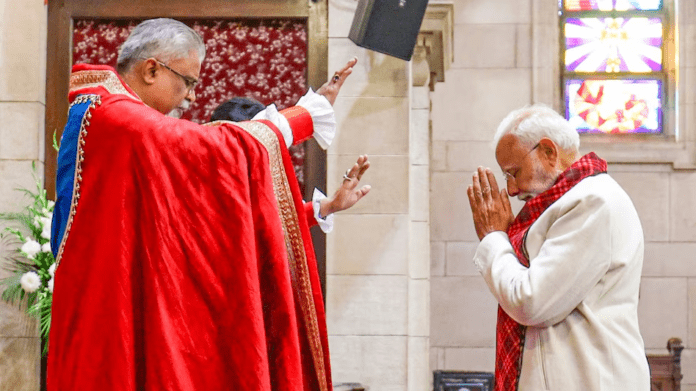 प्रधानमंत्री नरेंद्र मोदी कैथेड्रल चर्च ऑफ द रिडेम्पशन में क्रिसमस प्रार्थना के दौरान