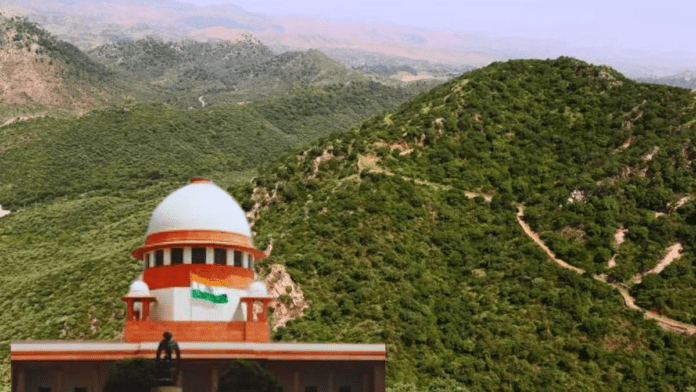 सुप्रीम कोर्ट भवन और अरावली पहाड़ियों से जुड़ा प्रतीकात्मक दृश्य सुप्रीम कोर्ट भवन और अरावली पहाड़ियों से जुड़ा प्रतीकात्मक दृश्य