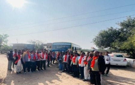 ब्राह्मधाम आसोतरा में पूर्णिमा सेवा के लिए रवाना होते सुराणी नवयुवक मंडल के सदस्य