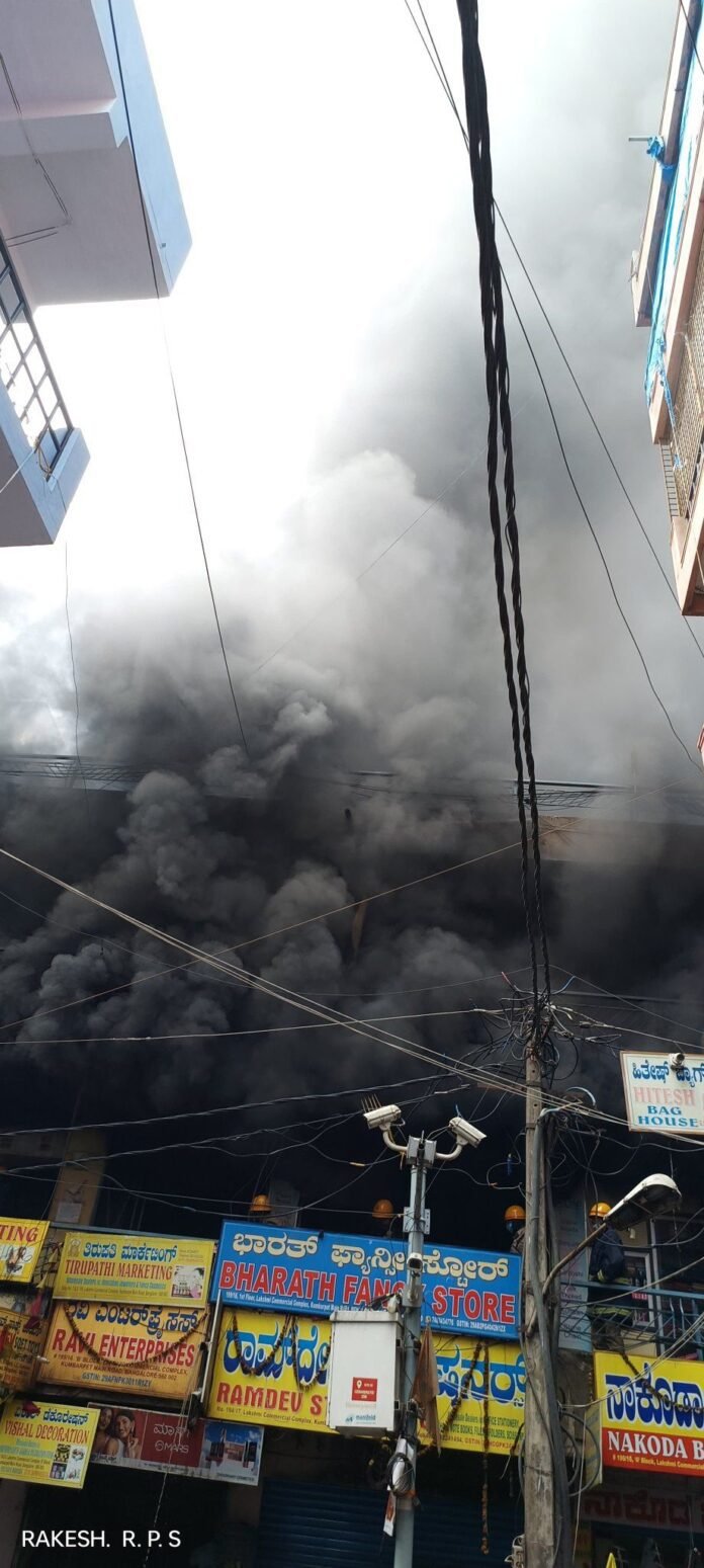 चिकपेटे मेट्रो स्टेशन के पास लगी आग की घटना