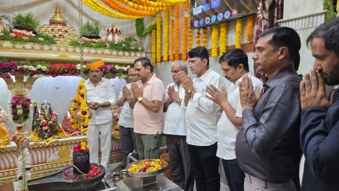 नीलकंठ महादेव मंदिर बेंगलुरु में महाशिवरात्रि भजन संध्या का दृश्य