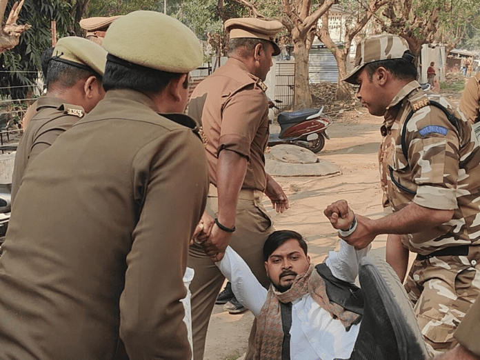 लखनऊ विश्वविद्यालय के बाहर मोहन भागवत के खिलाफ प्रदर्शन करते छात्र लखनऊ विश्वविद्यालय के बाहर मोहन भागवत के खिलाफ प्रदर्शन करते छात्र