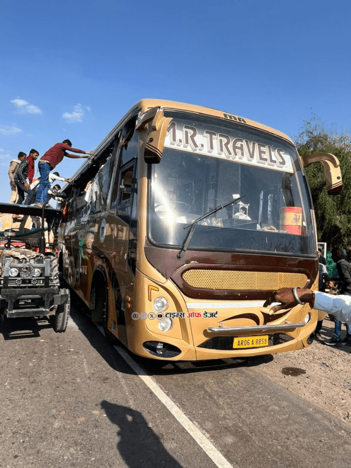 बालोतरा हाईवे पर दुर्घटनाग्रस्त स्लीपर बस का दृश्य