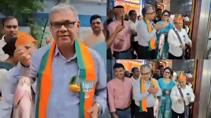 बिधाननगर में मछली लेकर प्रचार करते BJP उम्मीदवार बिधाननगर में मछली लेकर प्रचार करते BJP उम्मीदवार