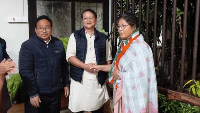 नंदिता गोरलोसा कांग्रेस में शामिल होती हुई