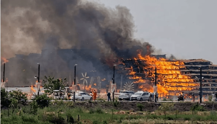 अयोध्या में महायज्ञ स्थल पर लगी आग का दृश्य