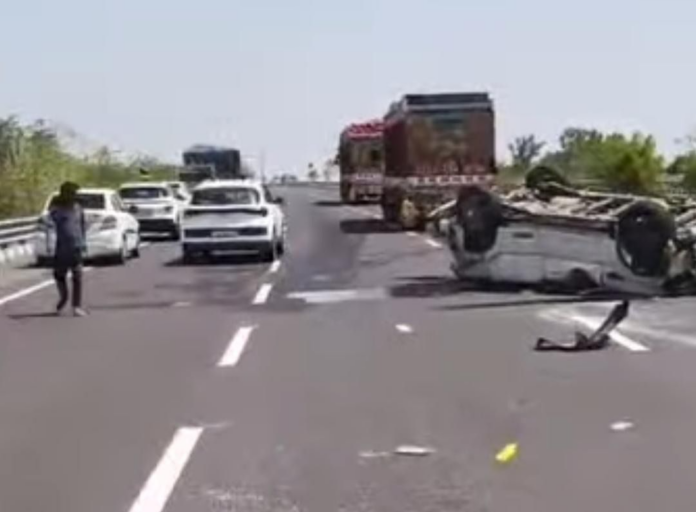 बालोतरा भारतमाला एक्सप्रेस हाईवे पर पलटी स्कॉर्पियो वाहन बालोतरा भारतमाला एक्सप्रेस हाईवे पर पलटी स्कॉर्पियो वाहन
